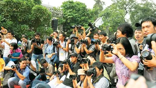 Phóng viên báo chí đang tác nghiệp. Ảnh: LÃ ANH Phóng viên báo chí đang tác nghiệp. Ảnh: LÃ ANH